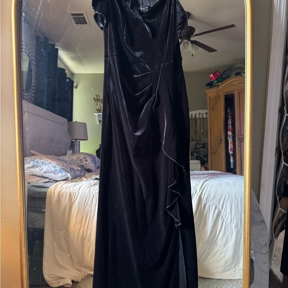 Elegant Black One-Shoulder Evening Dress - Picture 3 of 11